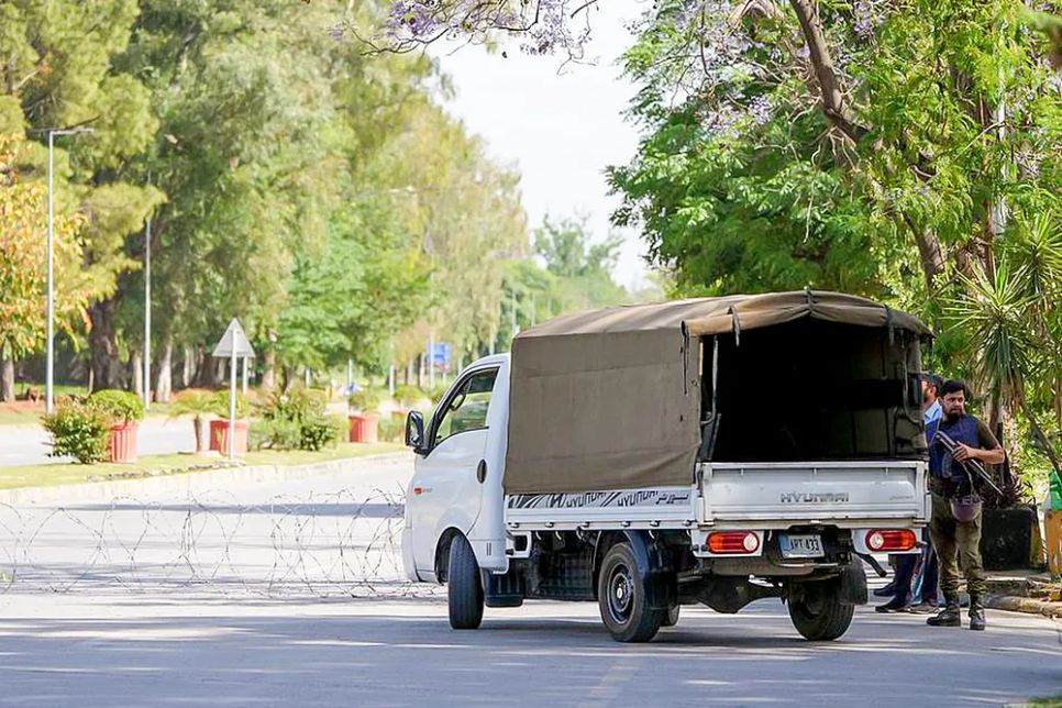 Các nhân viên an ninh kiểm tra một chiếc xe tại trạm kiểm soát ở thủ đô Islamabad, Pakistan, ngày 19-4 ẢNH: THX