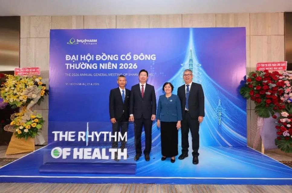Dược sĩ Trần Thị Đào chụp ảnh lưu niệm cùng ông Huỳnh Minh Tuấn (giữa), Phó chủ tịch UBND tỉnh Đồng Tháp và các lãnh đạo cấp cao của Imexpharm tại ĐHĐCĐ 2026. Ảnh: Imexpharm