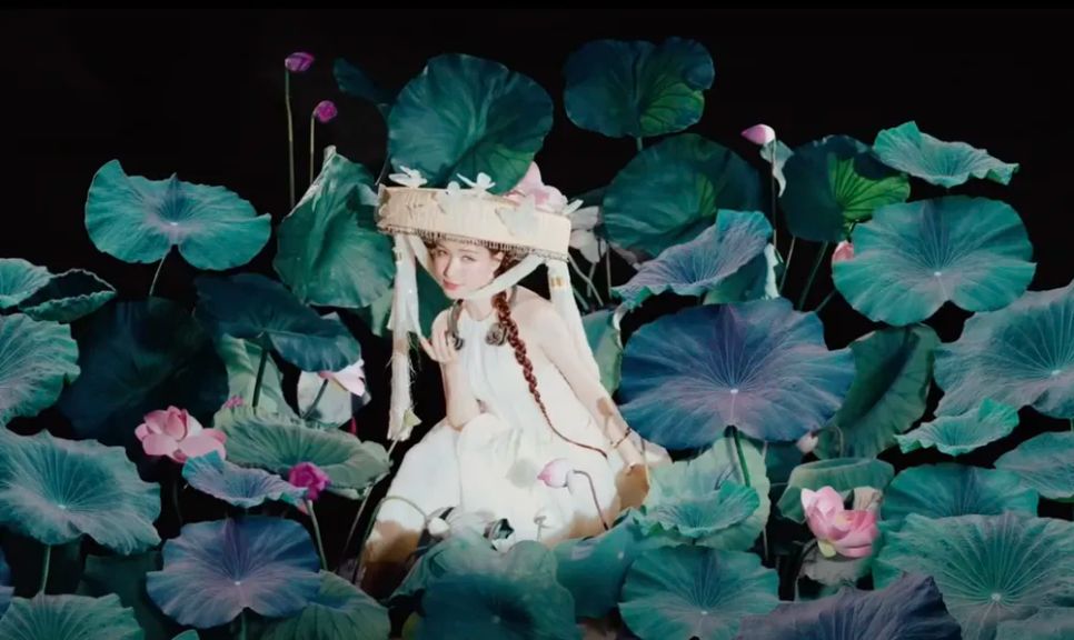 Hình ảnh hai nghệ sĩ trong MV