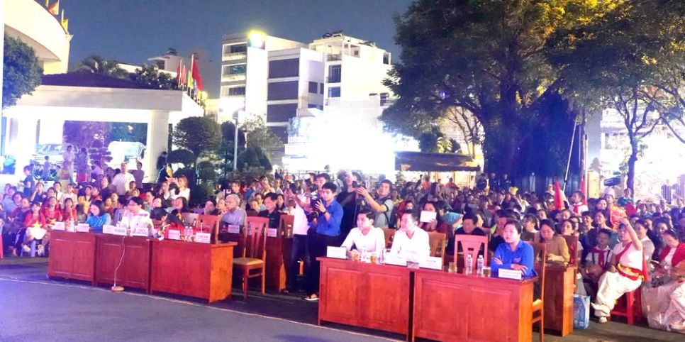 Liên hoandiễn ra sôi nổi, vui tươi, thu hút sự theo dõi của các đại biểu và khán giả. Ảnh: THÚY BÌNH