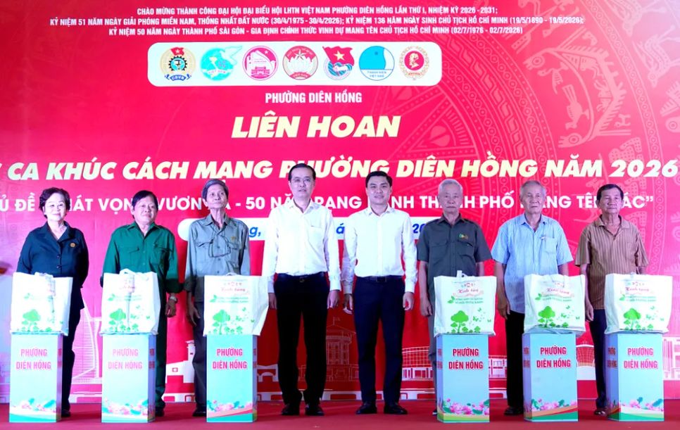 Những phần quà nghĩa tình trao tặng hội viên Hội Cựu Thanh niên xung phong và thành viên CLB Truyền thống kháng chiến có hoàn cảnh khó khăn. Ảnh: THÚY BÌNH