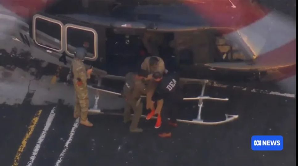 Binh sĩ Mỹ áp giải Tổng thống Venezuela Nicolás Maduro trên đường đến tòa án. Ảnh: Truyền hình Australia ABC