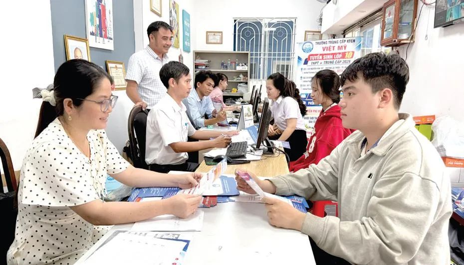 Phụ huynh và học sinh tìm hiểu thông tin tuyển sinh tại Trường Trung cấp Kinh tế Công nghệ Việt Mỹ