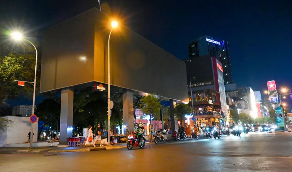 Một bảng hiệu quảng cáo công suất lớn trên đường Lê Lợi tắt sau 22 giờ tối 23-4