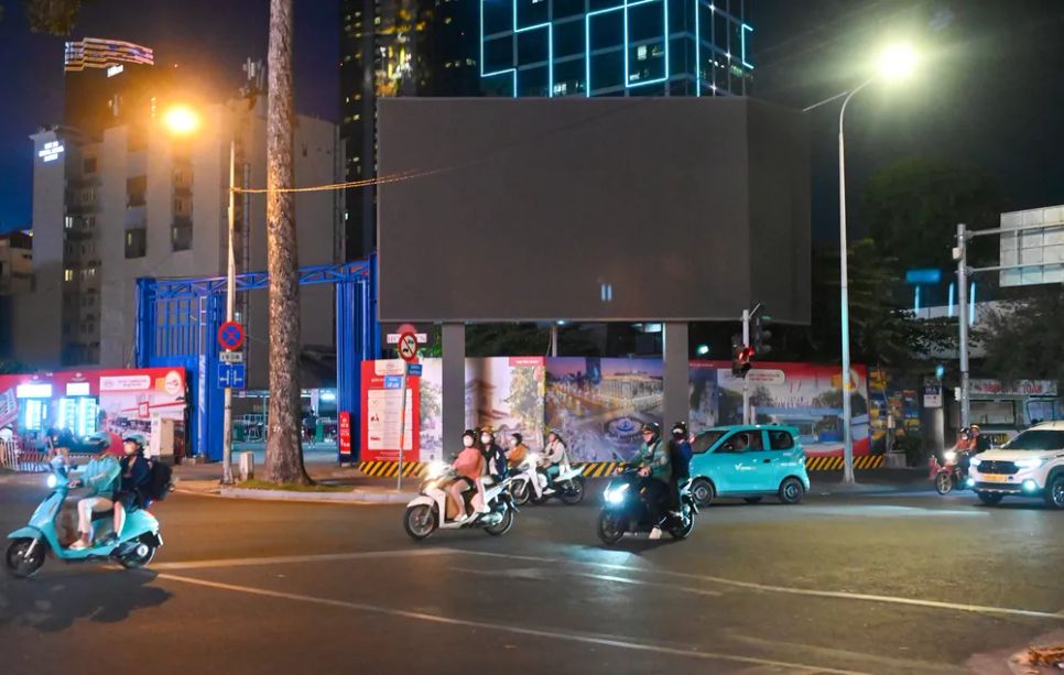 TPHCM đồng loạt tắt đèn quảng cáo sau 22 giờ 