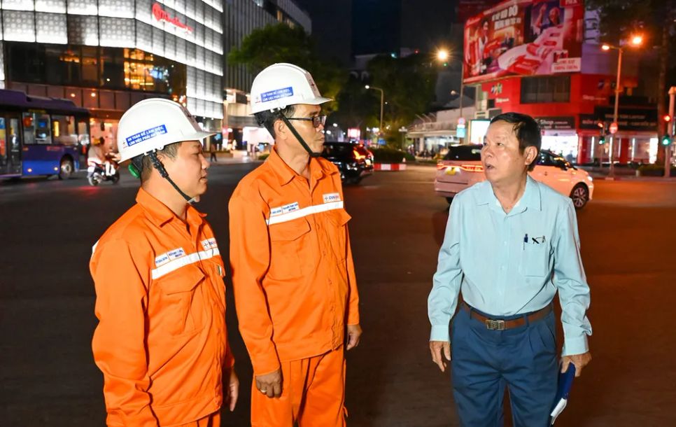 TPHCM đồng loạt tắt đèn quảng cáo sau 22 giờ 