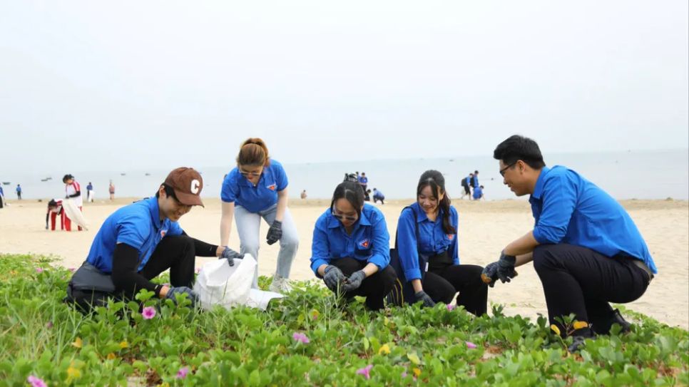 Các tình nguyện viên dọn vệ sinh bờ biển Đà Nẵng.. Ảnh: XUÂN QUỲNH