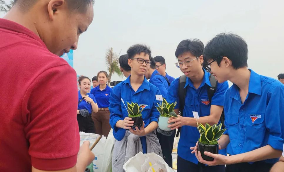 Rác thải sau khi thu gom được đổi lấy các sản phẩm thân thiện môi trường. Ảnh: XUÂN QUỲNH