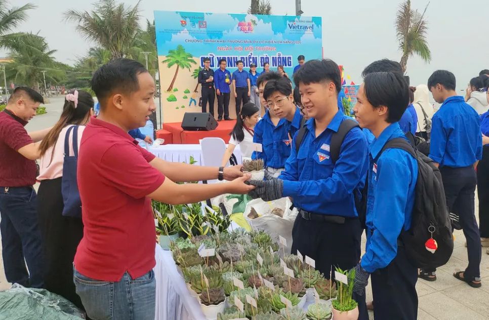 Tình nguyện viên hào hứng đổi rác lấy cây xanh. Ảnh: XUÂN QUỲNH