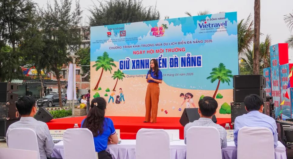 TS Ngô Thị Hoàng Vân, Chủ tịch Hội Sinh viên, giảng viên Khoa Sinh - Nông nghiệp - Môi trường, Trường Đại học Sư phạm - Đại học Đà Nẵng, thuyết minh chuyên đề tuyên truyền về bảo vệ môi trường. Ảnh: XUÂN QUỲNH