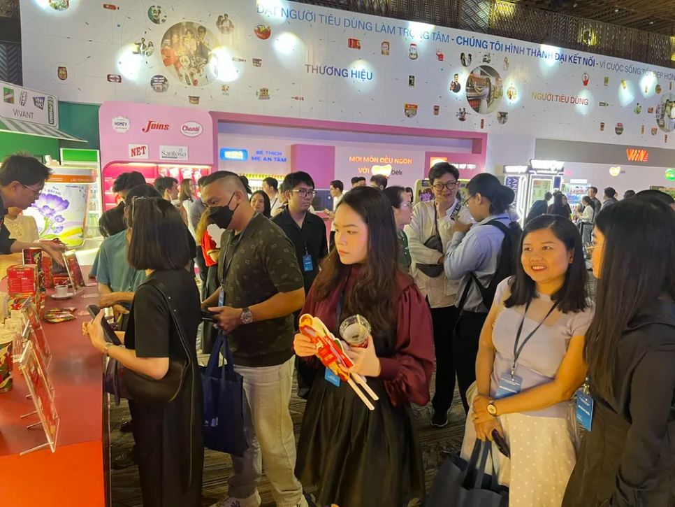 Cổ đông tham quan các sản phẩm của Masan. Ảnh: THANH NGÂN