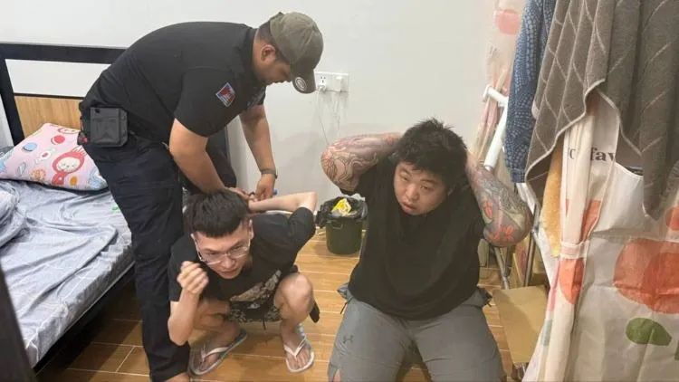 Cảnh sát Campuchia bắt nghi phạm lừa đảo qua mạng tại Phnom Penh ngày 6-4-2026. Ảnh: KHMER TIMES