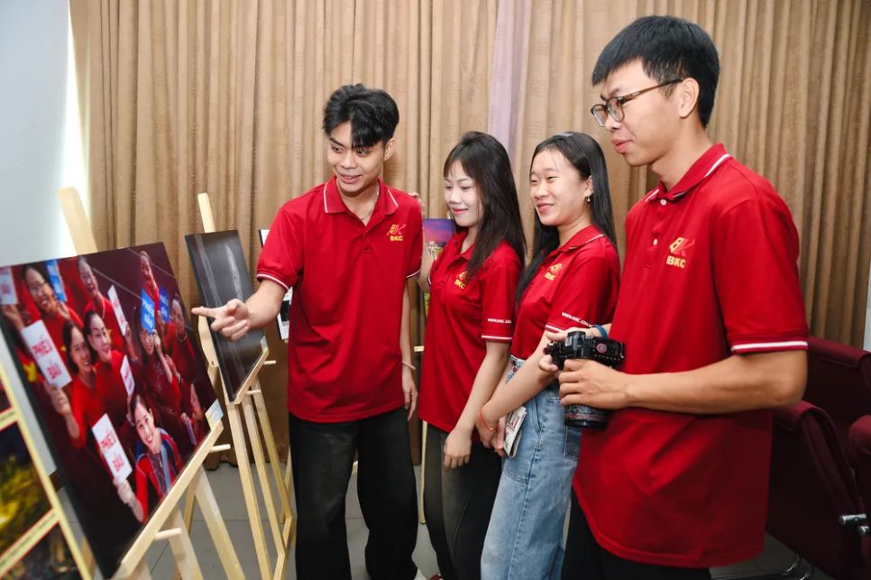 Các bạn sinh viên tham quan triển lãm ảnh, tìm hiểu về nhiếp ảnh.