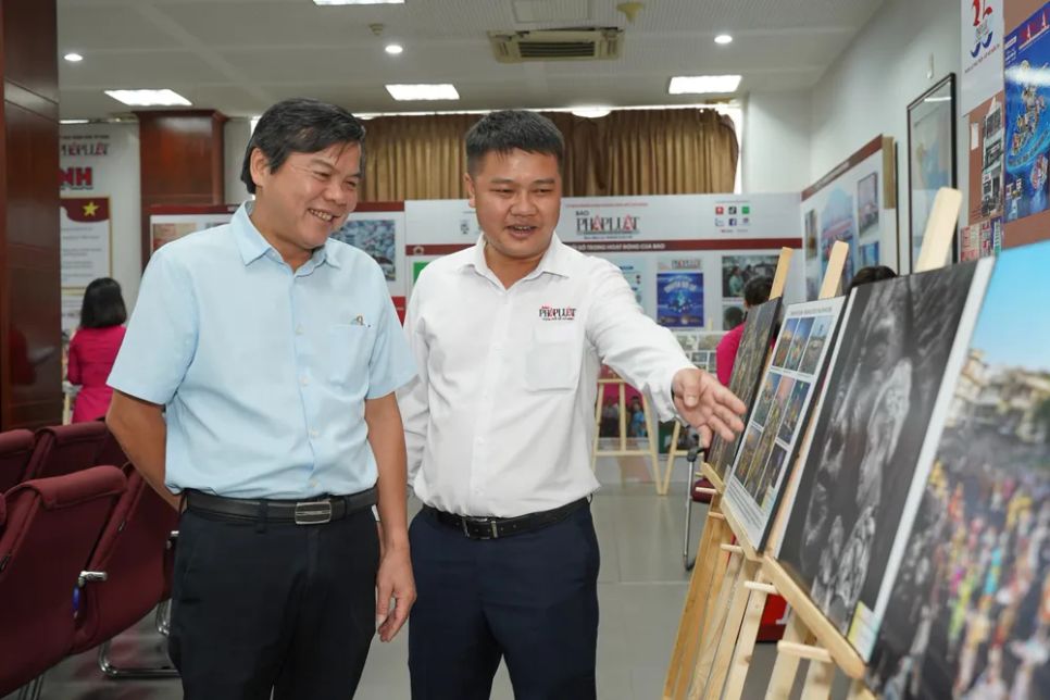 Đồng chí Tăng Hữu Phong, Phó Trưởng Ban Tuyên giáo và Dân vận Thành ủy TPHCM tham quan triển lãm các tác phẩm đoạt giải