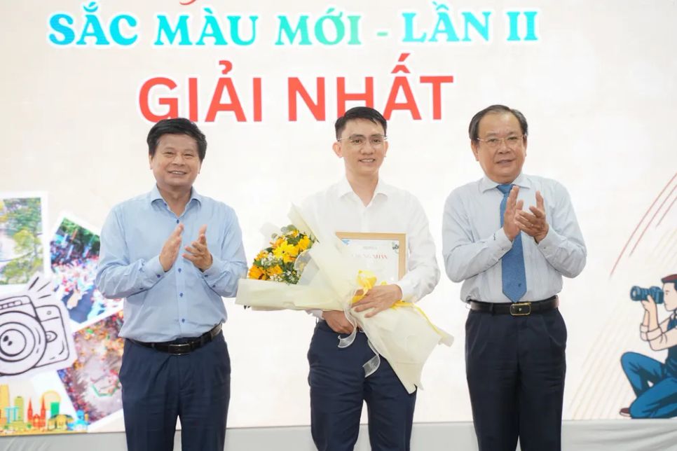 Giải nhất thuộc về tác giả Tống Trần Sơn với tác phẩm “Sức sống mới”