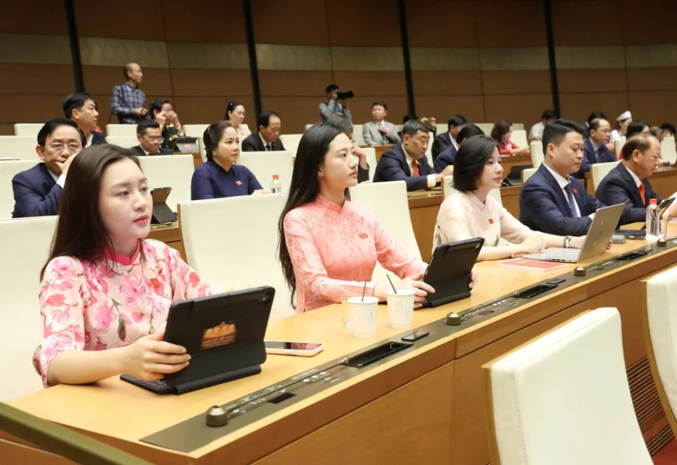 Các đại biểu dự phiên họp sáng 24-4. Ảnh: QUANG PHÚC