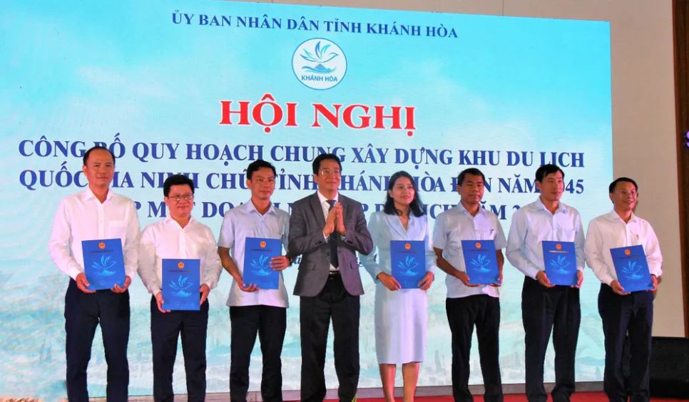Lãnh đạo UBND tỉnh Khánh Hòa trao Quyết định phê duyệt Quy hoạch chung xây dựng Khu Du lịch quốc gia Ninh Chử đến năm 2045 cho lãnh đạo UBND xã, phường liên quan