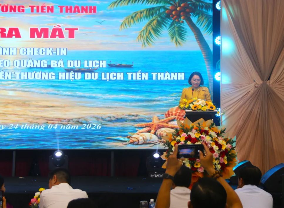 Phó Chủ tịch UBND phường Tiến Thành Trần Thị Trung Trinh kêu gọi người trẻ tham gia quảng bá du lịch địa phương