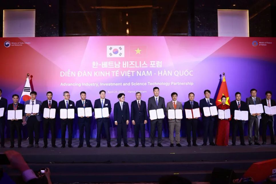 Ký kết thỏa thuận hợp tác giữa FPT và doanh nghiệp Hàn Quốc. Ảnh: PVA