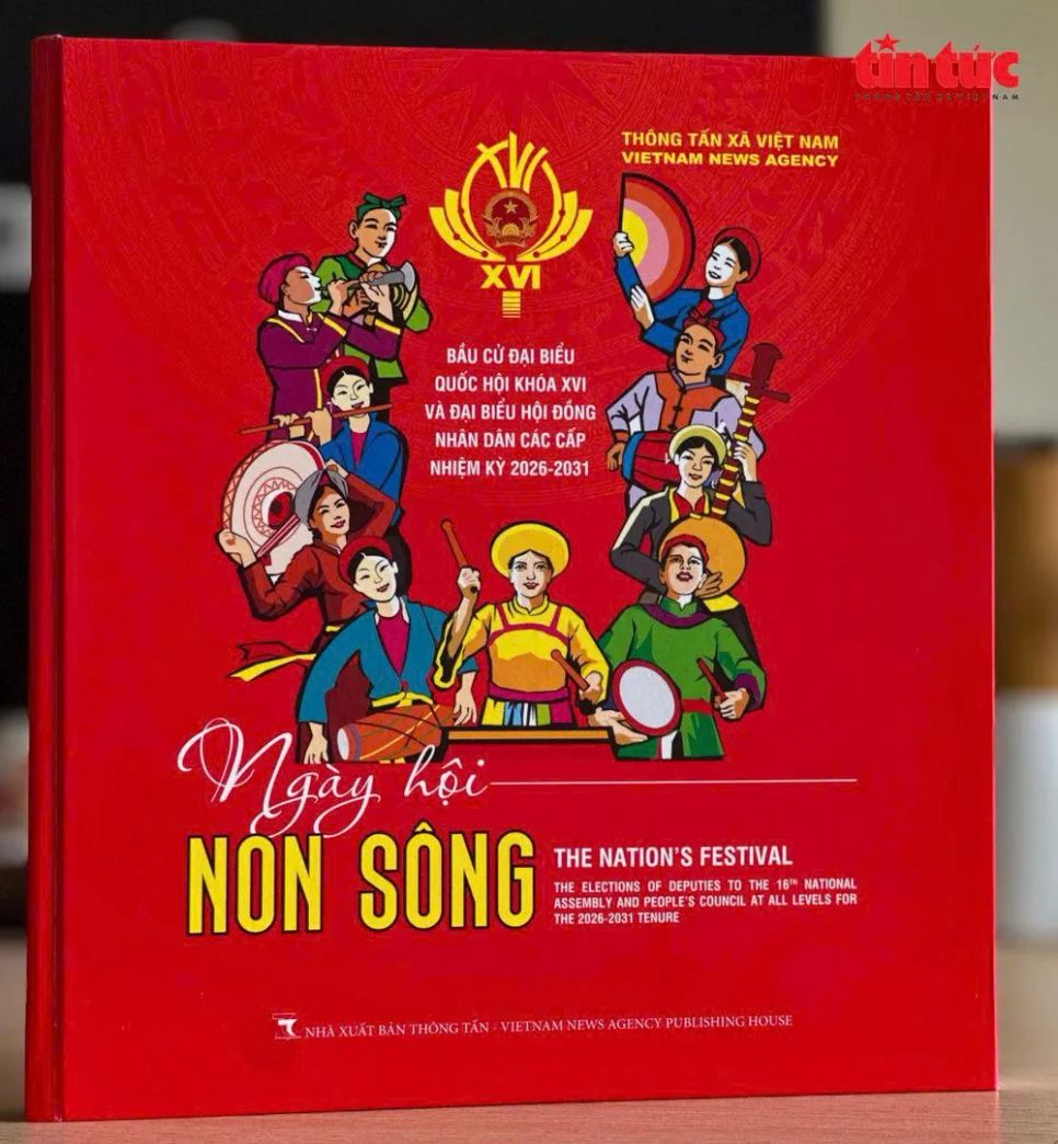 Sách ảnh song ngữ về Ngày hội non sông. Ảnh: HOA NGUYỄN