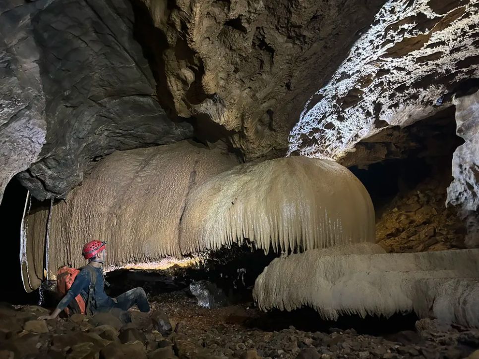 Hang Nước Lặn (xã Tân Thành, xã Tuyên Lâm, tỉnh Quảng Trị) dài 2.721m