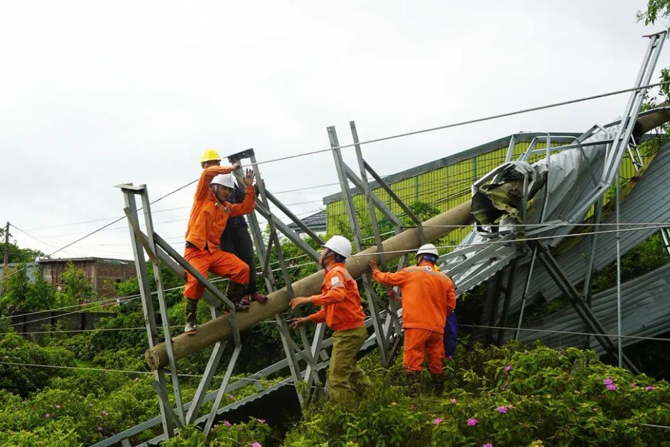 Nhân viên điện lực khắc phục hậu quả do bão số 1 gây ra tại tỉnh Hà Tĩnh hồi tháng 6-2025