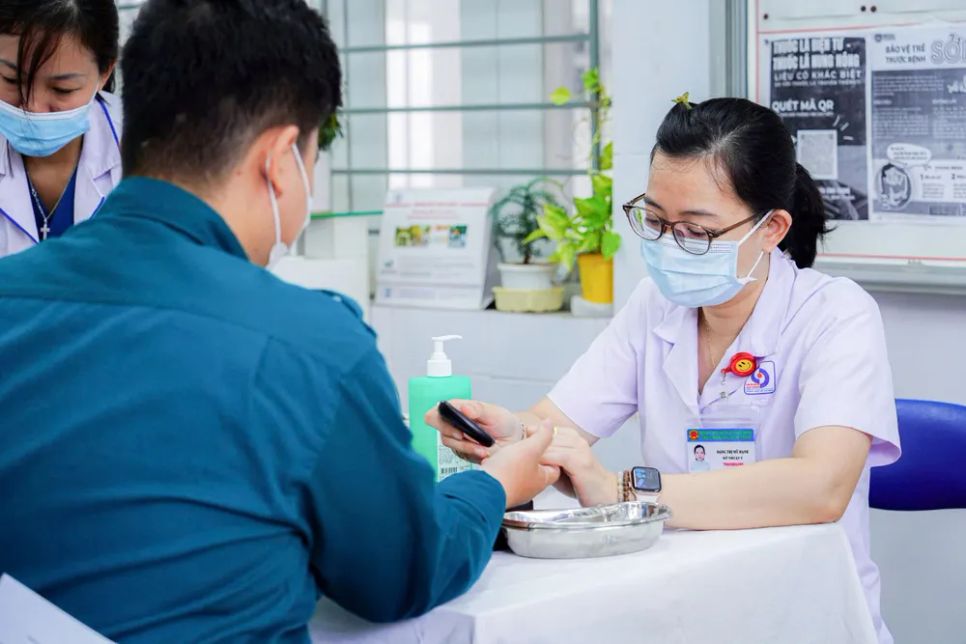 Bác sĩ Bệnh viện Nhân dân Gia Định thăm khám sức khỏe miễn phí cho người dân