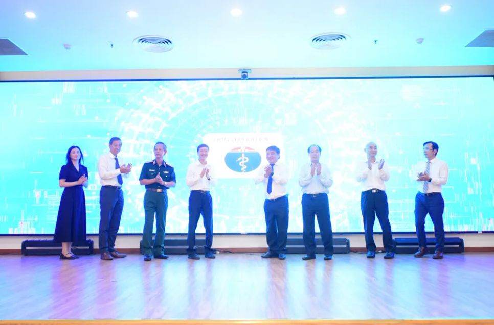 Các đại biểu thực hiện nghi thức ra mắt chương trình 