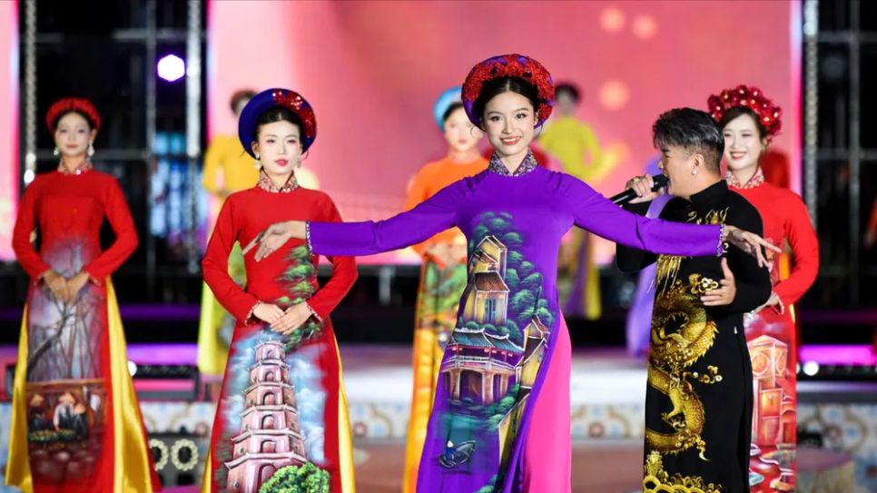 Trình diễn áo dài tại lễ khai mạc