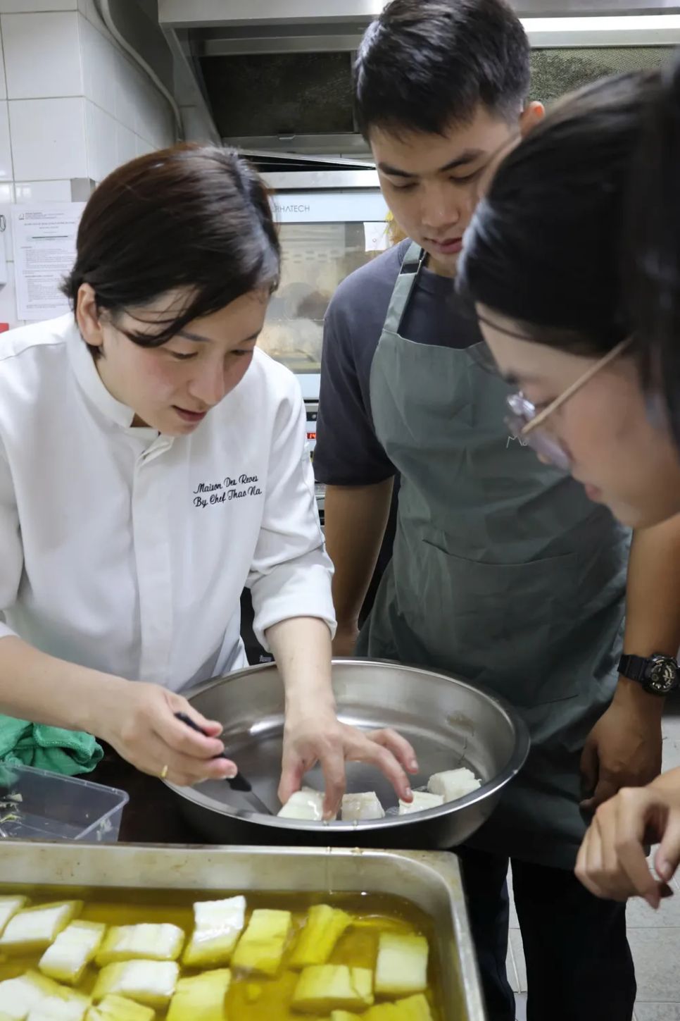 Đầu bếp Thảo Na hướng dẫn thực hiện một món ăn. Ảnh: LINH CHI