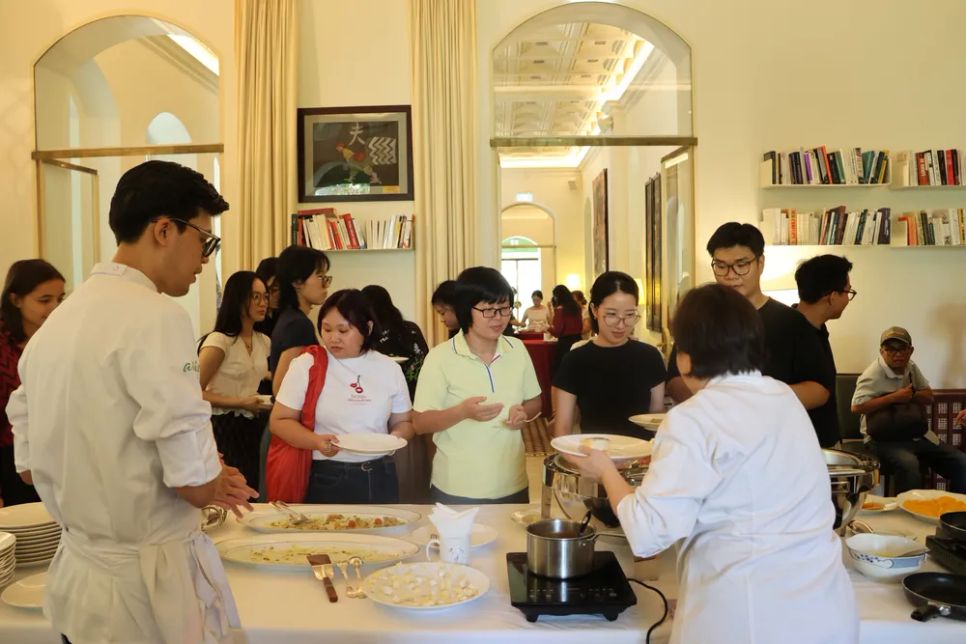 Khách tham dự sự kiện thưởng thức các món ăn. Ảnh: LINH CHI