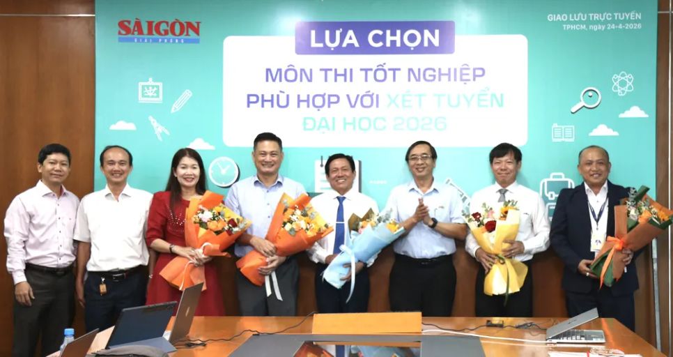 Nhà báo Trương Đức Nghĩa, Phó Tổng Biên tập Báo SGGP, tặng hoa các khách mời tham gia buổi giao lưu trực tuyến do Báo SGGP tổ chức ngày 24-4 (ẢNH: DŨNG PHƯƠNG)