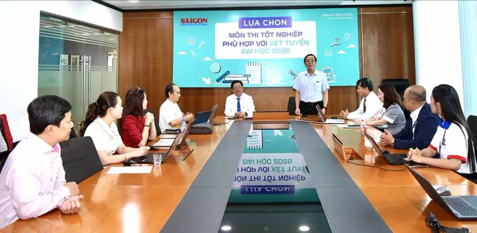 Nhà báo Trương Đức Nghĩa, Phó Tổng Biên tập Báo SGGP trao đổi nội dung giao lưu trực tuyến với các khách mời (ẢNH: DŨNG PHƯƠNG)