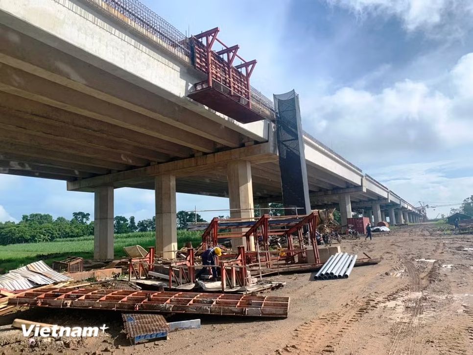 Giá nguyên vật liệu xây dựng 'leo thang' nhiều công trình kêu cứu