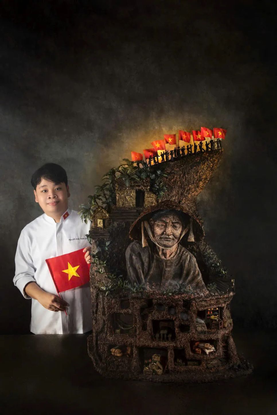 Nguyễn Hữu Thiên Ân bên tác phẩm Khuyết. Ảnh: NVCC