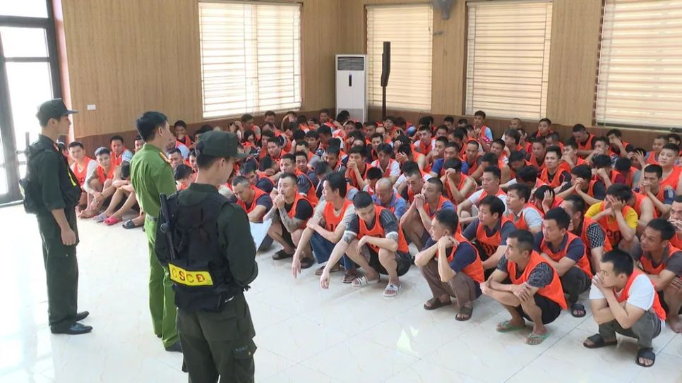 Các đối tượng liên quan đến vụ án (mặc áo màu cam). Ảnh: Công an Thanh Hóa