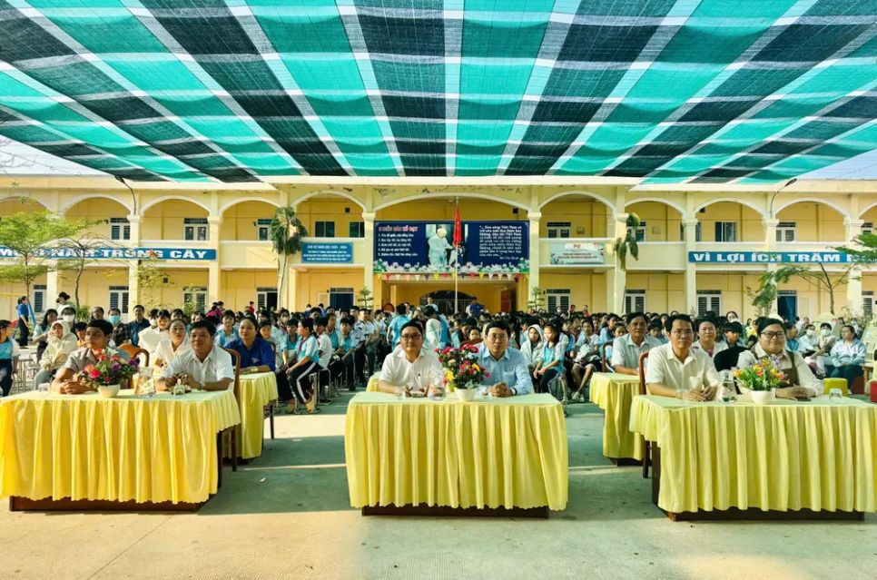 Các đại biểu cùng hơn 500 học sinh tham gia buổi lễ. Ảnh: A.T.