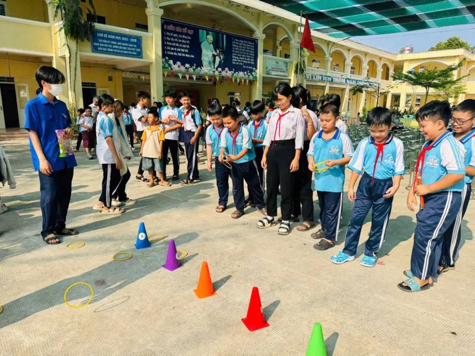 Học sinh hào hứng tham gia trò chơi dân gian. Ảnh: A.T.