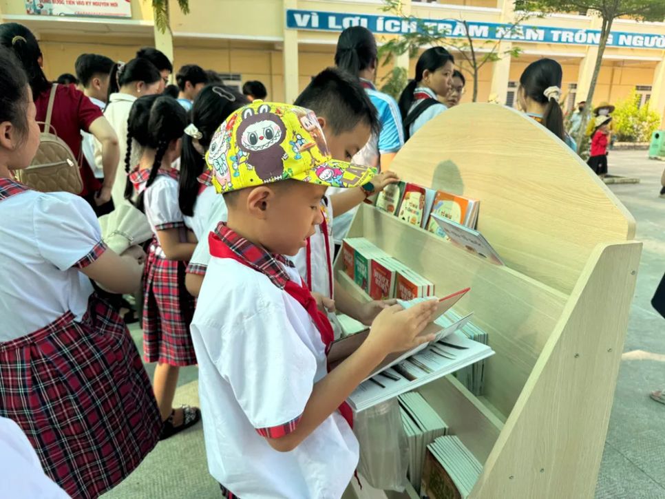 Không gian đọc sách trưng bày hơn 400 đầu sách và mô hình. Ảnh: A.T.