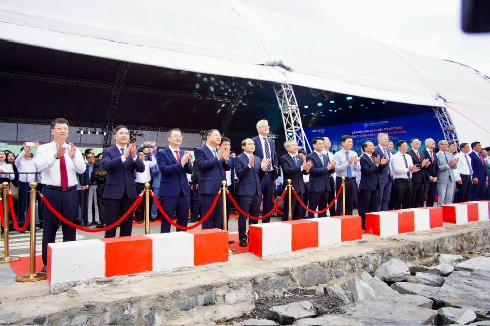 Phó Thủ tướng Thường trực Phạm Gia Túc cùng các đại biểu tham dự lễ khởi công xây dựng bến cảng container Liên Chiểu. Ảnh: XUÂN QUỲNH