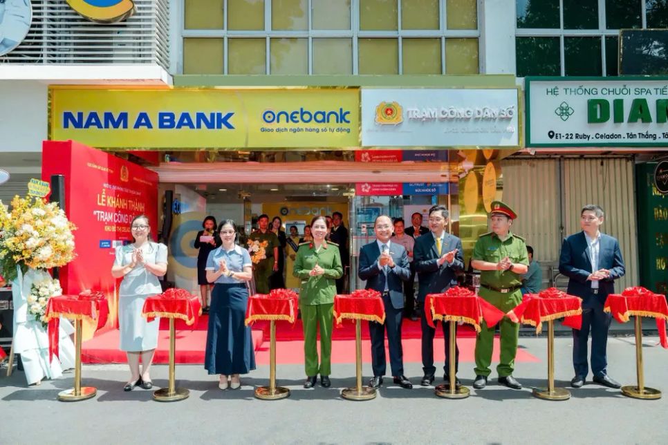 Các đại biểu cắt băng khánh thành Trạm công dân số tại Onebank Celadon