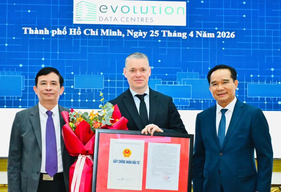 Chủ tịch UBND TPHCM Nguyễn Văn Được trao chứng nhận đầu tư dự án Evolution DC cho ông Darren Webb, Giám đốc điều hành Công ty Evolution Data Centres. Ảnh: VIỆT DŨNG