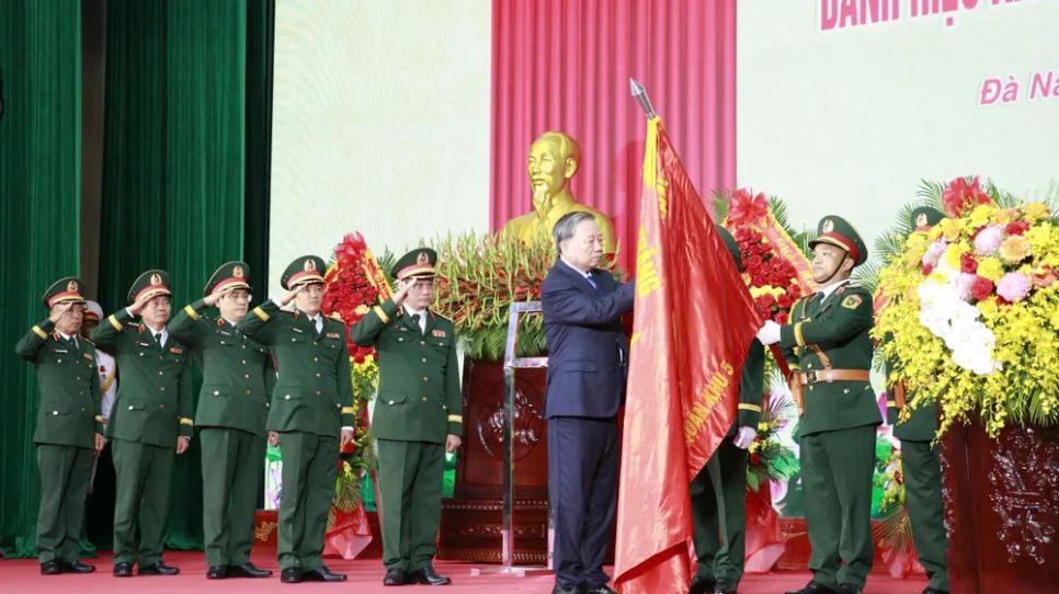 Tổng Bí thư, Chủ tịch nước Tô Lâm, Bí thư Quân ủy Trung ương trao danh hiệu Anh hùng Lực lượng vũ trang nhân dân cho Quân khu 5