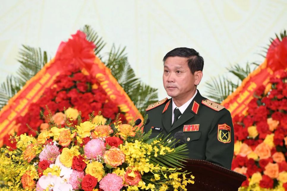 Trung tướng Lê Ngọc Hải, Ủy viên Trung ương Đảng, Tư lệnh Quân khu 5 báo cáo tại buổi lễ