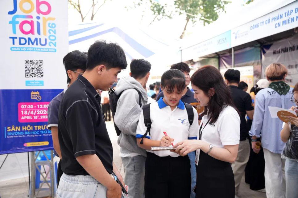 Sinh viên Trường ĐH Thủ Dầu Một tham gia phỏng vấn trực tiếp với nhà tuyển dụng tại ngày hội việc làm do Nhà trường tổ chức ngày 18-4-2026