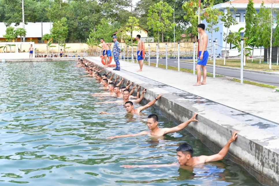 Huấn luyện bơi là nội dung không thể thiếu đối với mỗi người lính Hải quân