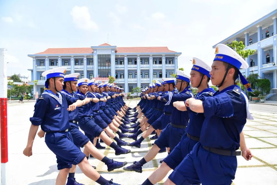 Huấn luyện điều lệnh đội ngũ cho chiến sĩ mới