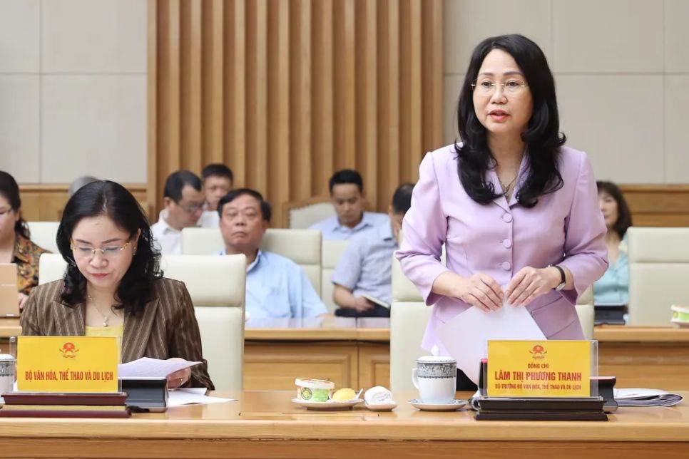 Bộ trưởng Bộ VH-TT-DL Lâm Thị Phương Thanh báo cáo tại cuộc họp. Ảnh: VIẾT CHUNG
