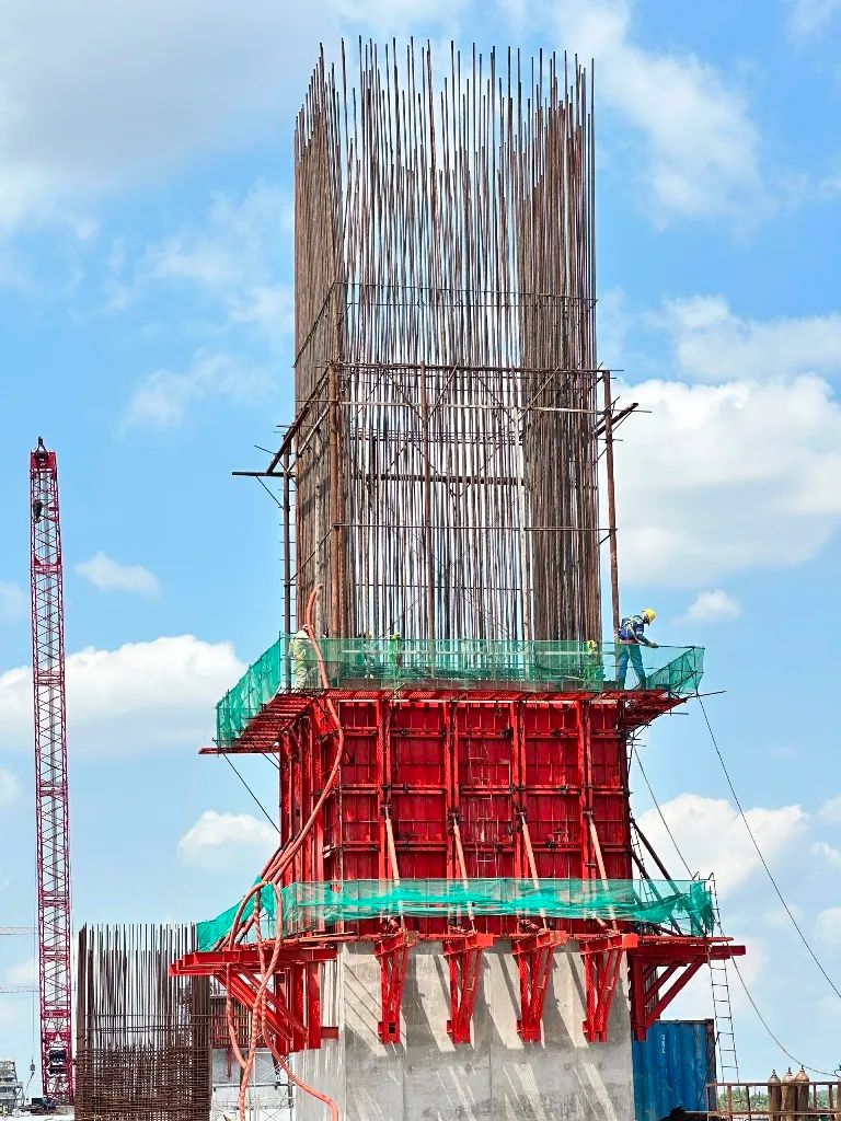 <i>Công nhân kỹ thuật đang thi công tại trụ 24, dự án cầu Đại Ngãi 1. Ảnh: Bùi Nguyên</i>