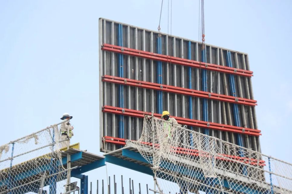 <i>Nhiều mũi thi công đang làm việc tại dự án cầu Đại Ngãi 1 với tinh thần khẩn trương. Ảnh: Bùi Nguyên</i>